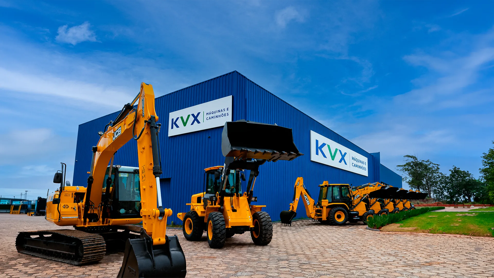 Pátio de máquinas e caminhões KVX